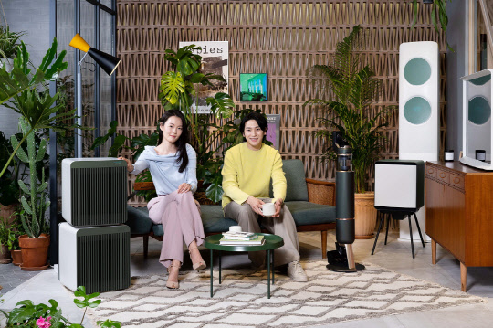 삼성전자 모델이 삼성디지털프라자 강남본점에서 비스포크 홈 신제품들을 소개하고 있다. <삼성전자 제공>